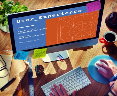 Bilgisayar kullanan bir iş adamı 