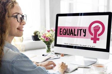 bilgisayar ile çalışan kadın