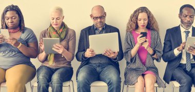 Dijital aygıtlar kullanan insanlar