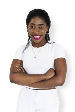 Çapraz kolları olan Afrikalı kadın