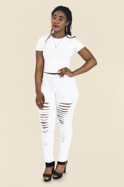 Afrikalı kadın stüdyoda ayakta