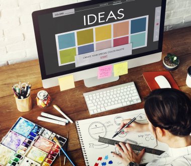 Sanat Atölyesi çalışan kadın