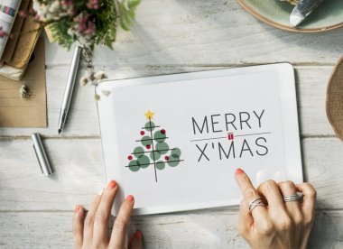 Dijital tablet tutan eller kadın