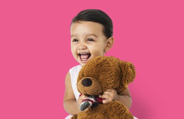 Oyuncak ayıyı tutan kız