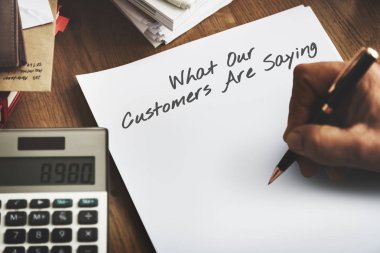 beyaz kağıt üzerine yazma kişi