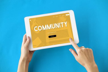 insan elinden tutarak dijital tablet