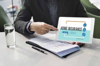 Elinde tablet tutan bir iş adamı
