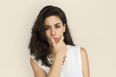 stüdyoda çekici kadın.