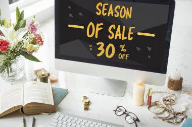 bilgisayar monitöründe güzel çalışma alanı tablosu