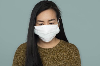 Asyalı kadın koruyucu maske