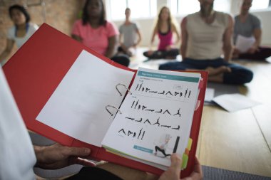 Joga sınıfındaki yapan insanlar 