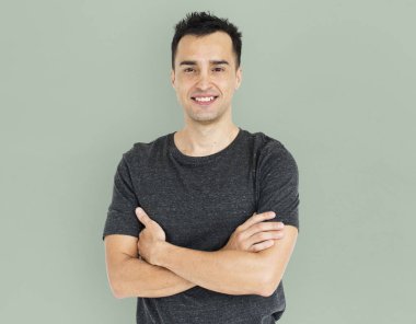 Adam gülen çapraz kolları olan