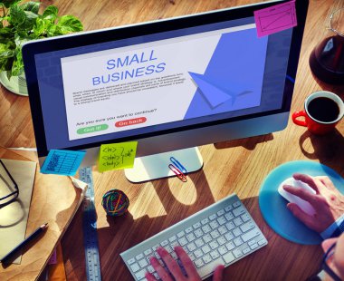 Bilgisayar kullanan bir iş adamı 