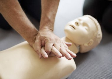 CPR ilk yardım eğitimi öğrenme kişi