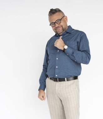 Gülümseyen olgun iş adamı 