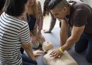 CPR ilk yardım eğitimi öğrenme insanlar
