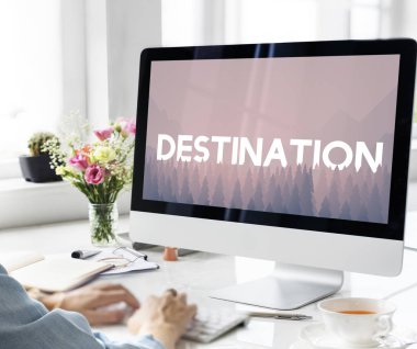 bilgisayar ile çalışan kadın