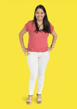 gülümseyen ve kalçalarına elele kadın