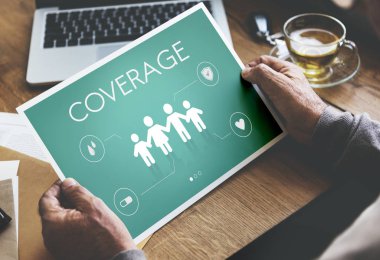 kişi holding kağıt elinde