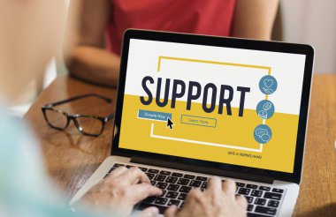 dizüstü bilgisayar kullanan kişi. 