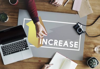 laptop ile masada oturan insanlar