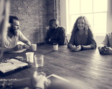 İnsanlar toplantı masasında