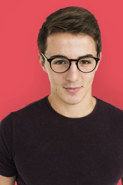 gözlük genç yakışıklı adam