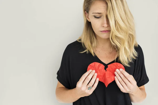 Mujer sosteniendo corazón roto — Foto de Stock