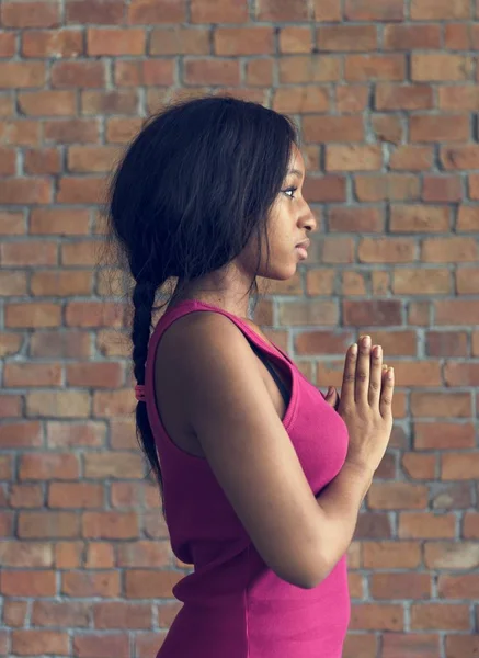 Kvinnan gör yoga träning träning — Stockfoto