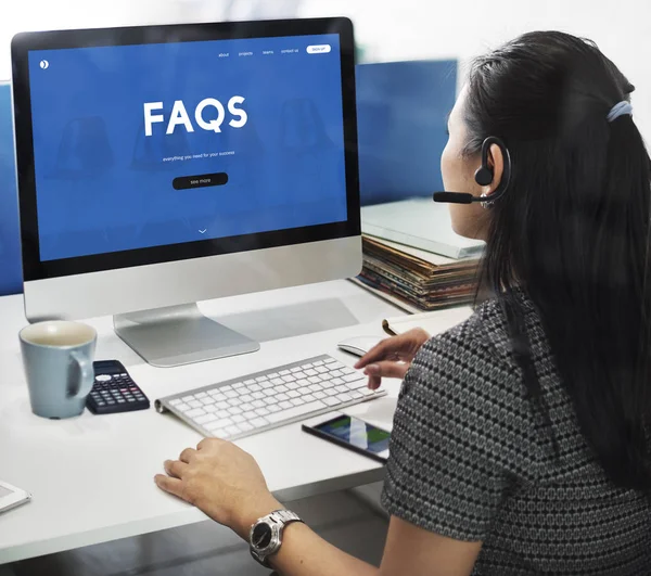 Zakenvrouw werkt op de computer — Stockfoto