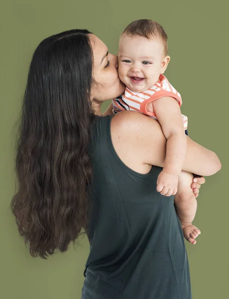 Mãe beijando bebê menino — Fotografia de Stock