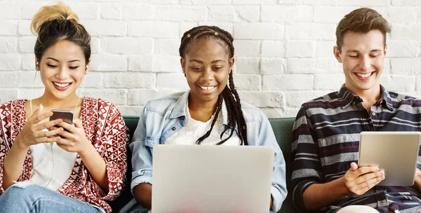 Studenti che utilizzano dispositivi digitali — Foto Stock