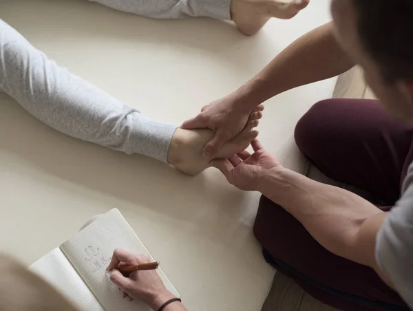 Entrenamiento de personas para hacer masajes —  Fotos de Stock