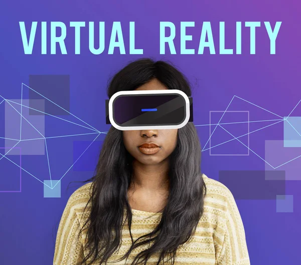 Žena se sluchátky virtuální reality. — Stock fotografie