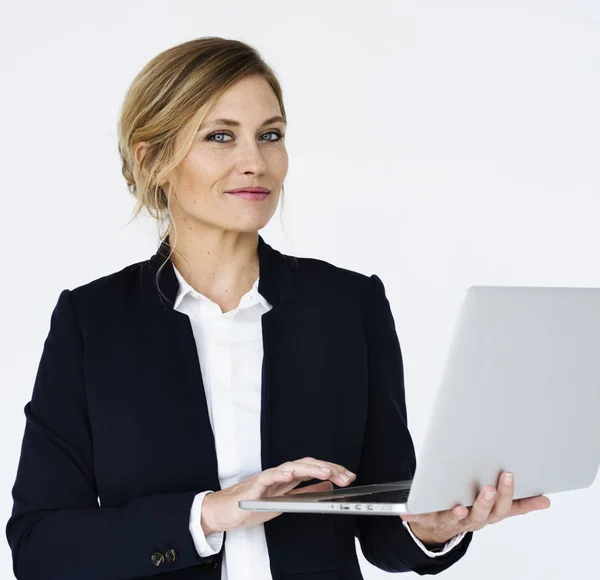 Mujer de negocios sosteniendo portátil —  Fotos de Stock