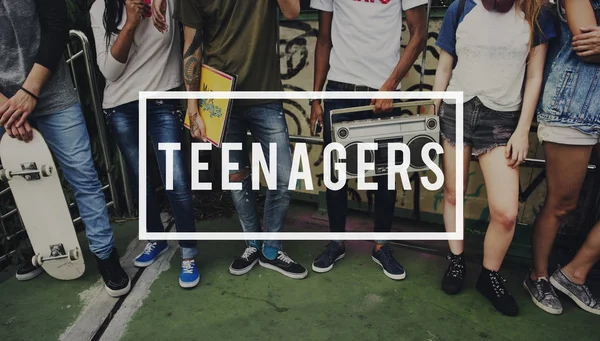 Grupa nastolatków razem — Zdjęcie stockowe