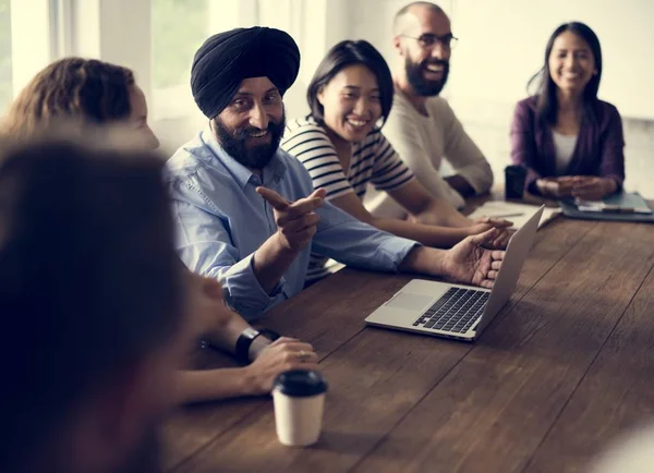 Mensen tijdens de bijeenkomst in Office — Stockfoto