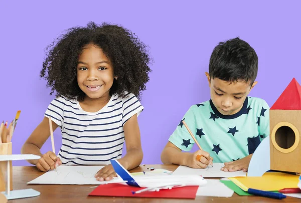 Діти малюють олівцями — стокове фото