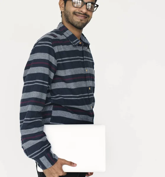 Indische Man bedrijf laptop — Stockfoto