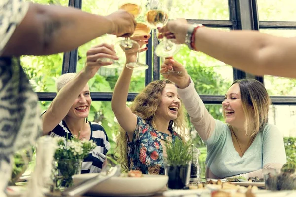 Junge Frauen klappern Drinks — Stockfoto