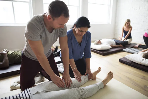 Menschen Ausbildung zur Massage zu machen — Stockfoto