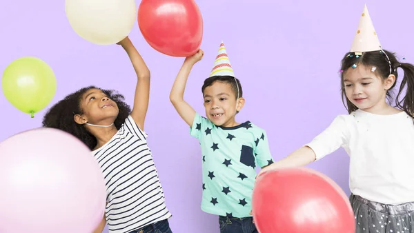 Niños jugando con globos —  Fotos de Stock