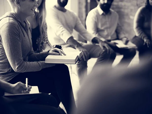 Le persone si incontrano per il seminario — Foto Stock