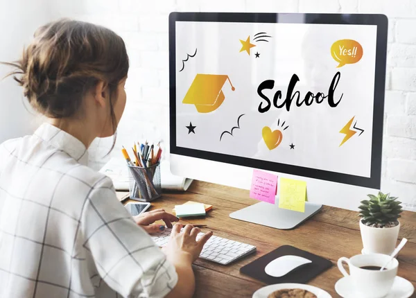 Frau arbeitet mit Computer — Stockfoto