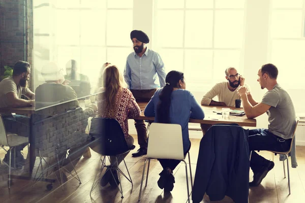 Personnes présentes à la réunion au bureau — Photo