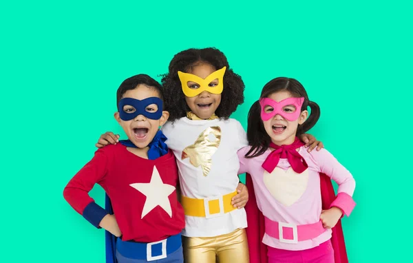 Kinder in Superheldenkostümen — Stockfoto