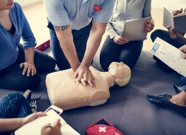 Personas que aprenden RCP Capacitación en primeros auxilios — Foto de Stock