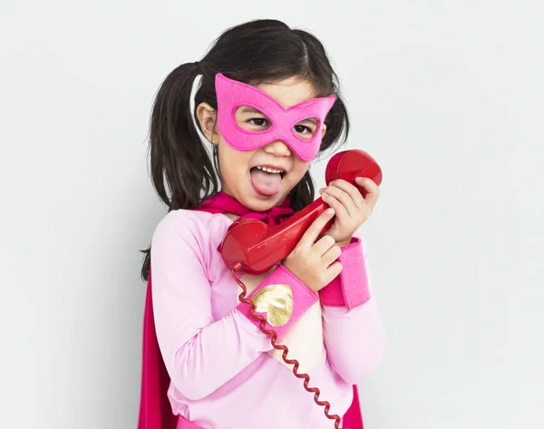 Dziewczyna rozmawia przez telefon — Zdjęcie stockowe