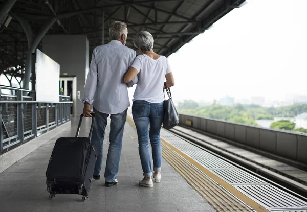 Paar lopen op treinstation — Stockfoto