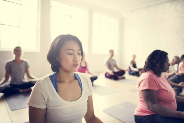 Pessoas fazendo joga na classe — Fotografia de Stock